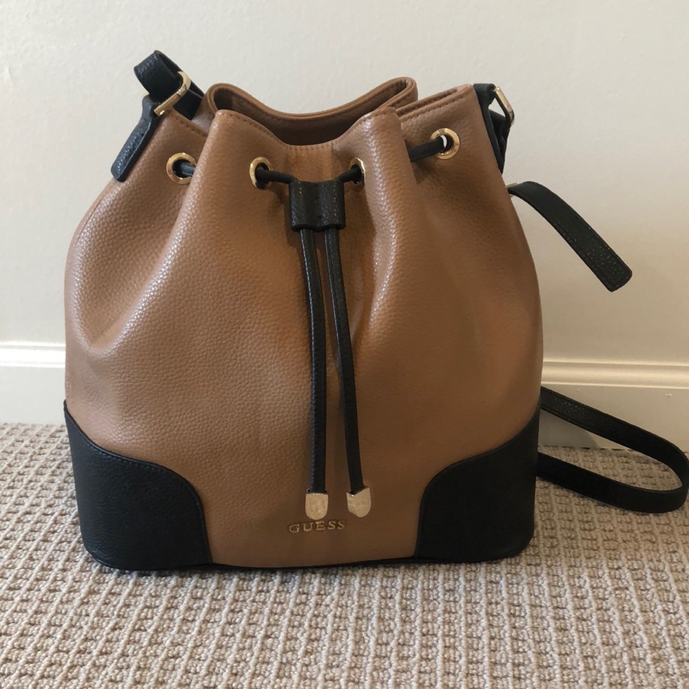Black & Camel Guess bucket bag